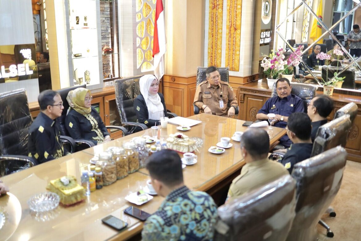 Ketua DPRD Provinsi Kalsel DR (HC) H Supian HK, SH, MH didampingi Sekretaris DPRD Provinsi Kalsel Muhammad Jaini saat menerima rombongan Komisi Informasi Provinsi Kalsel.(foto : humasdprdkalsel)