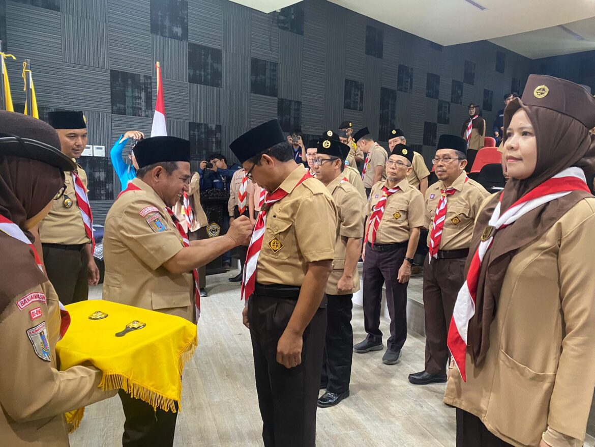 Wakil Wali Kota Banjarmasin yang juga sebagai Ketua Kwarcab Kota Banjarmasin melantik Kepengurusan Mabigus Pramuka Pangakalan ULM, Senin (5/2/2024).