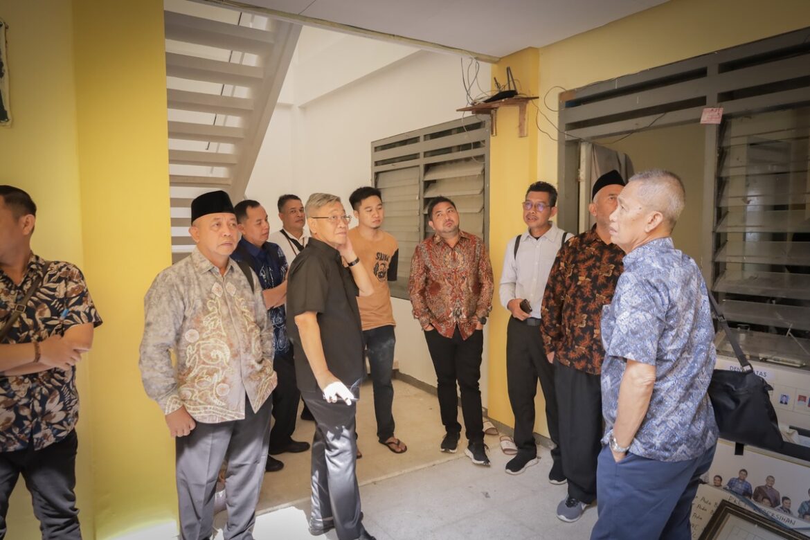 Rombongan Komisi II DPRD Provinsi Kalsel monitoring kondisi asrama mahasiswa Kalsel Hasanuddin HM di Surabaya Jatim.(foto : humasdprdkalsel)