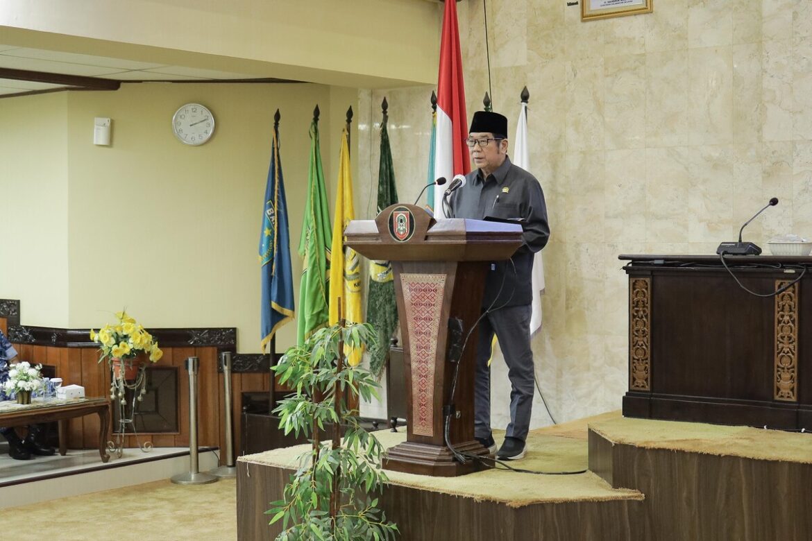 Anggota Komisi II DPRD Provinsi Kalsel, Dr H Karlie Hanafi Kalianda, SH, MH menyampaikan laporan terhadap permohonan persetujuan hibah tanah dari Pemerintah Kabupaten Tapin dan permohonan persetujuan hibah peralatan kesehatan dari Pemerintah Kabupaten Tanbu dalam rapat paripurna.(foto : humasdprdkalsel)