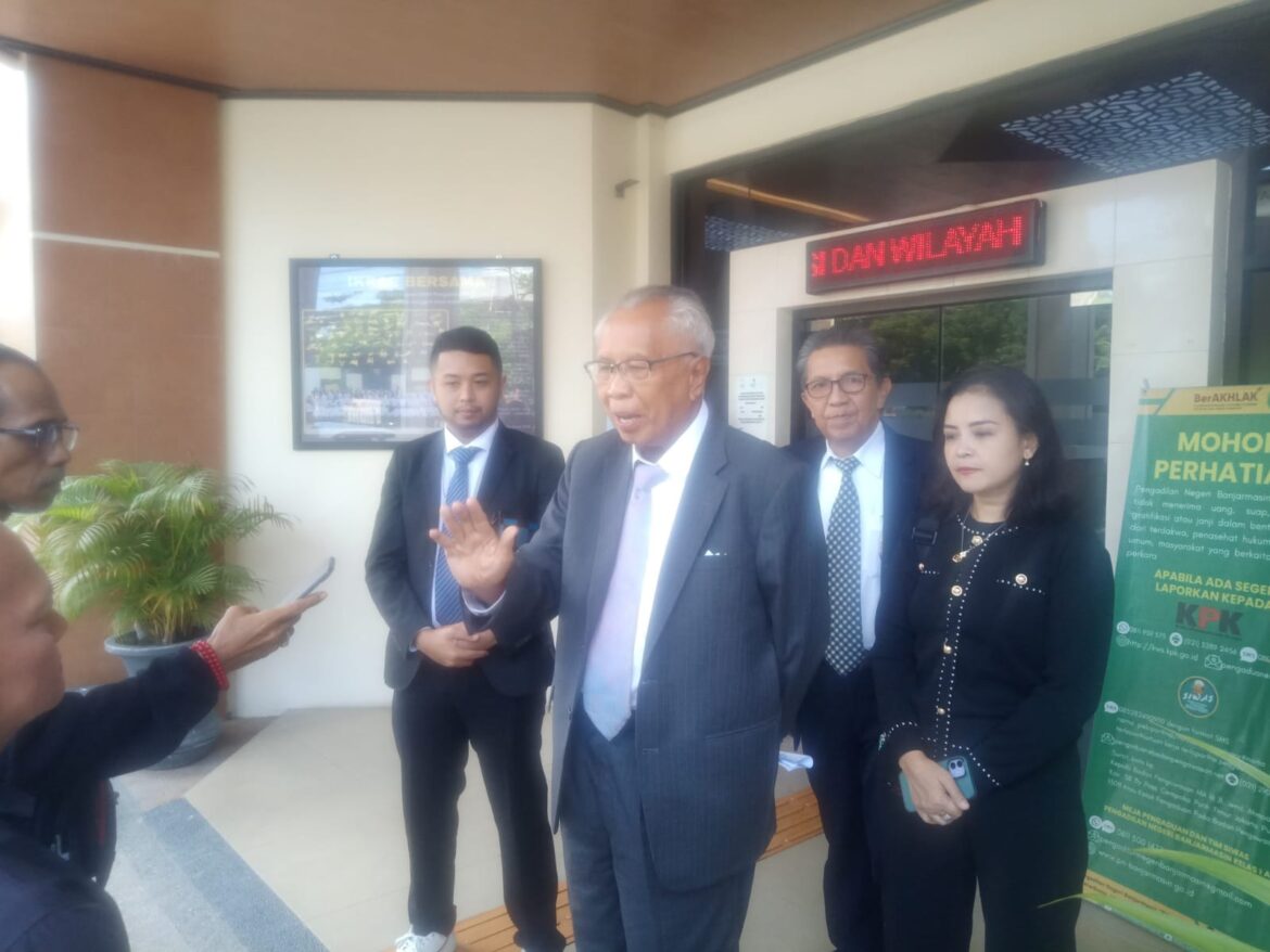 Prof OC Kaligis, SH MH usai mendatangi PTSP PN Banjarmasin mempertanyakam petikam putusan banding perkara korupsi di bank plat merah gubung payung Banjarbaru.