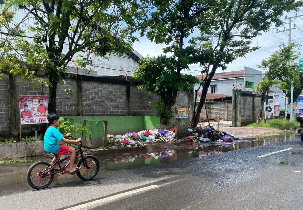 Sampah di Jalan PM Noor, Kelurahan Pelambuan, Kecamatan Banjarmasin Barat