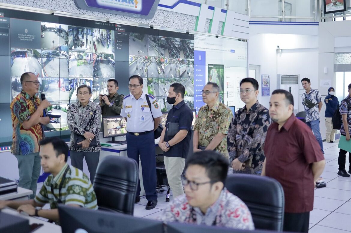 Rombongan Komisi III DPRD Provinsi Kalsel didampingi Dinas Perhubungan Provinsi Kalsel kunjungi Jatim Transportation Control Centre fasilitas di Dinas Perhubungan Provinsi Kalsel.(foto : humasdprdkalsel)