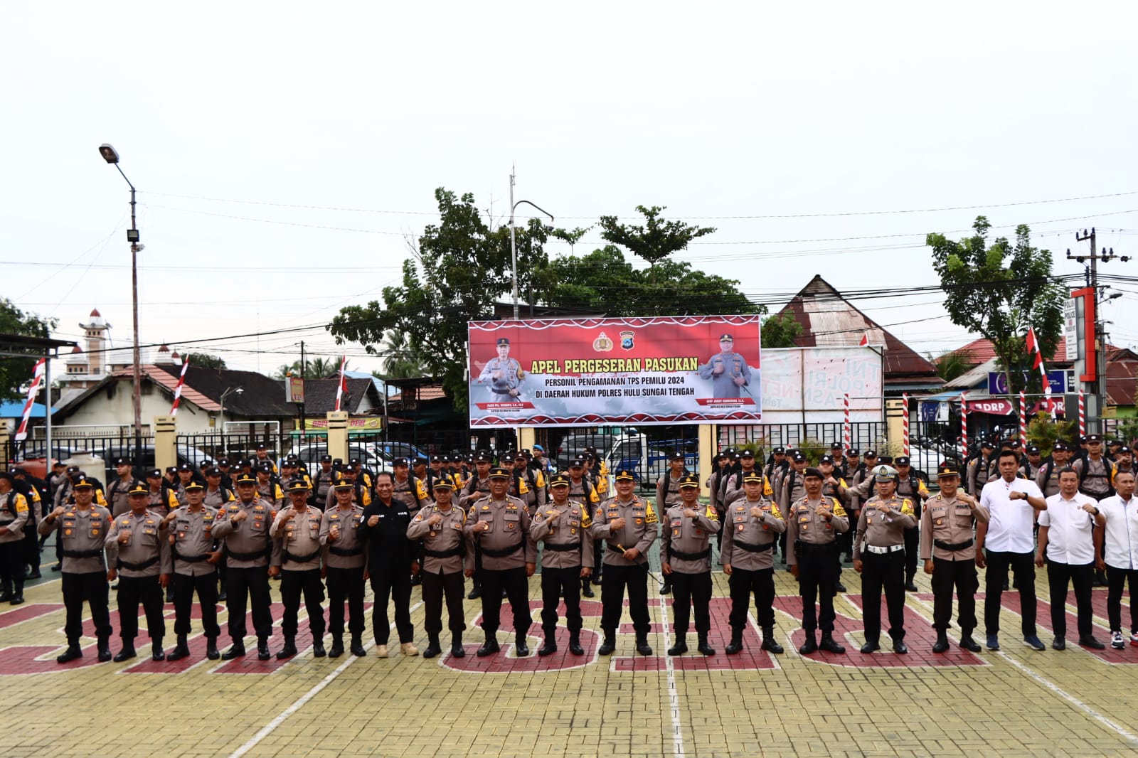 Pelaksanaan Apel pengamanan Tempat Pemungutan Suara (TPS) di halamam Mako Polres HST