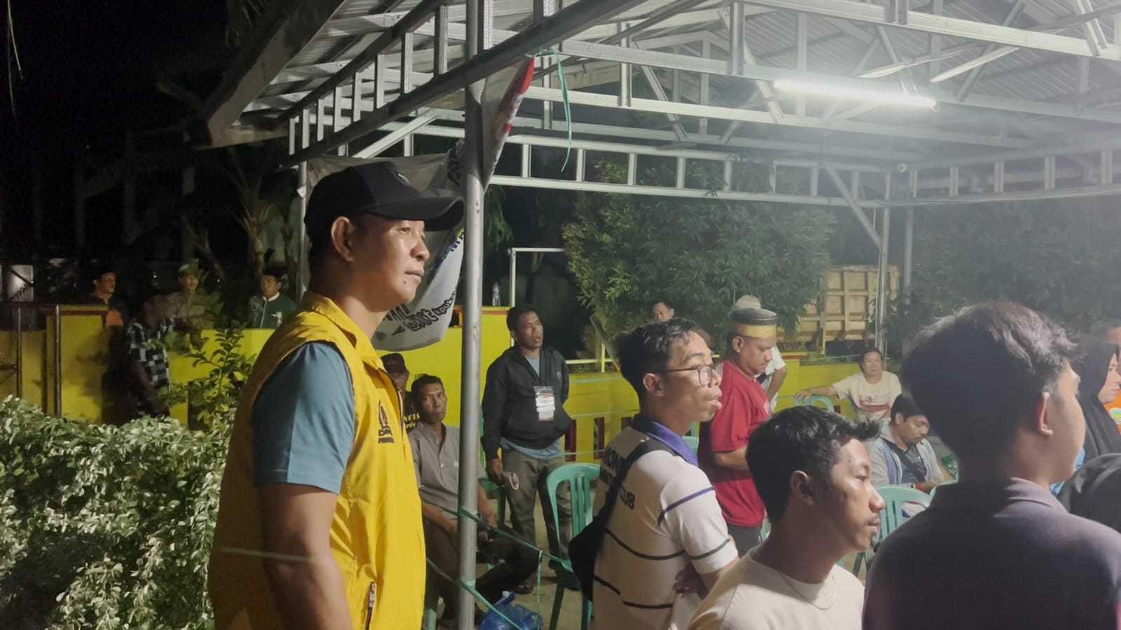 Wakil Ketua Komisi II DPRD Provinsi Kalsel Muhammad Yani Helmi saat memantau rekapitulasi hasil penghitungan suara di Kecamatan Pulau Laut Utara Kabupaten Kotabaru.(foto : ist)