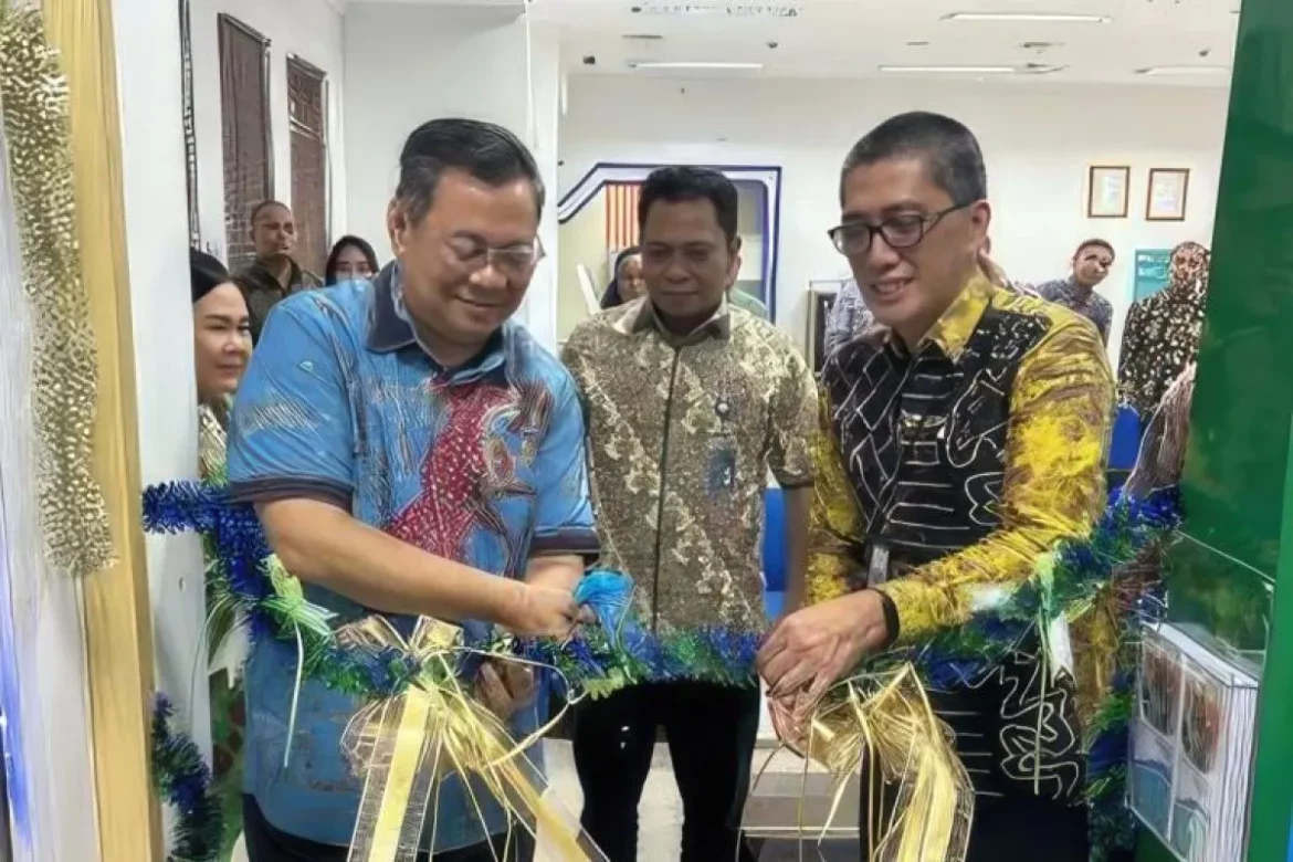 Pemotongan pita penanda diresmikannya Kantor Kas dan ATM Bank Kalsel oleh Direktur Utama Bank Kalsel Fachruddin dan Direktur Operasional PT Taspen (Persero), Ariyandidi Kantor Cabang PT Taspen,di kawasan Ampera Jakarta Selatan