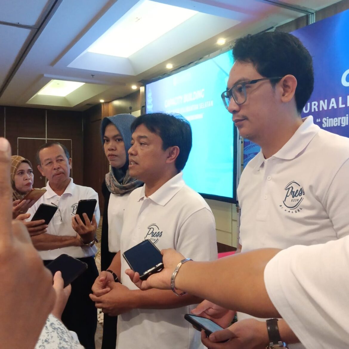 Kepala Divisi Sistem Pembayaran dan Pengelolaan Uang Rupiah Bank Indonesia (BI) Kalimantan Selatan (Kalsel) Robi Ariadi didampingi Pengawas Sistem Pembayaran-Pengelolaan Uang Rupiah Bank Indonesia (BI) Kalimantan Selatan (Kalsel), Dewi Rahmawati, dan Kepala Unit Humas Bank Indonesia (BI) Kalimantan Selatan (Kalsel) Adhi Nugroho (foto:istimewa)
