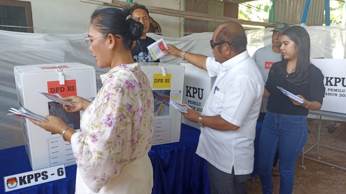 Saut Nathan Samosir Bersama Keluarga Saat Melakukan Coblos di TPS (foto:istimewa)