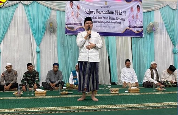 Bupati HST H Aulia Oktafiandi menyampaikan sambutan disela acara Safari Ramadhan 1445 Hijriah di Masjid Alhidayah di Desa Banua Rantau Kecamatan Batang Alai Selatan (BAS).(foto : yufanata/brt)
