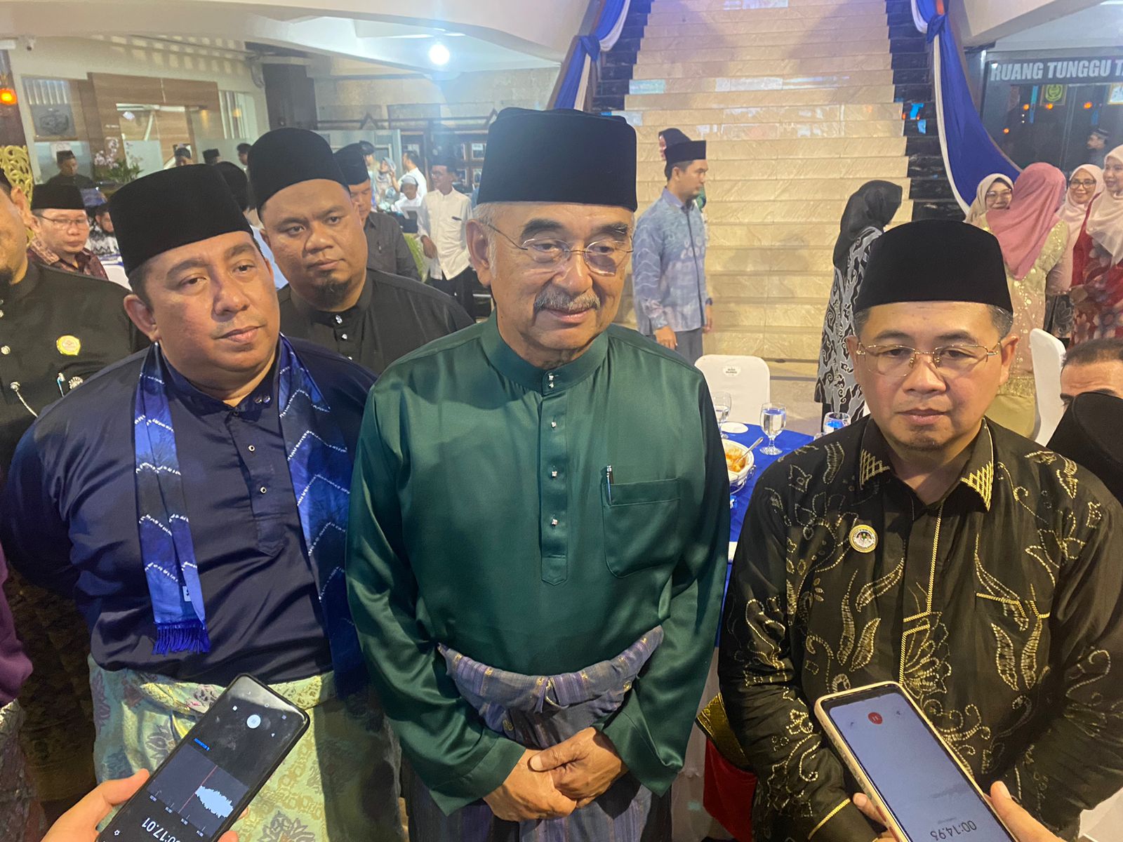 Presiden DMDI Tun Seri HM Ali Rustam didampingi Wali Kota Banjarmasin, Ibnu Sina.
