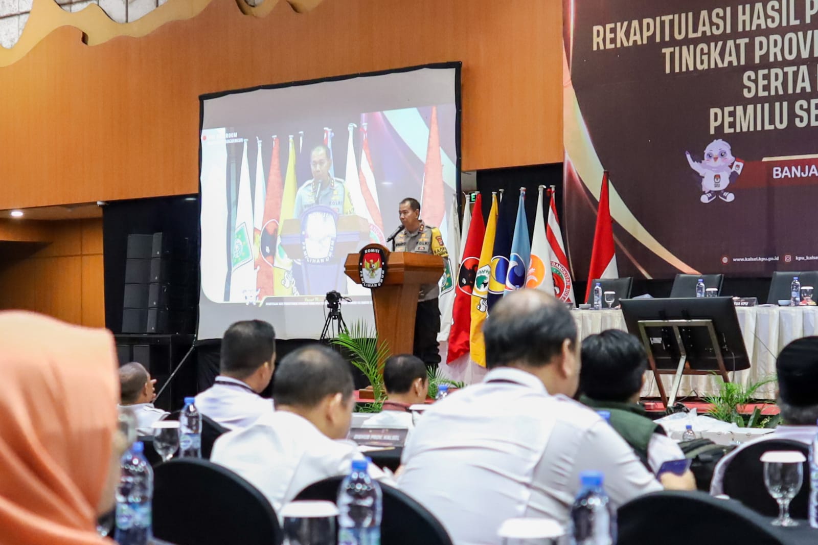 Kapolda Kalsel Irjen Pol Winarto SH MH menyampaikan sambutan saat pelaksanaan Rapat Pleno Terbuka Rekapitulasi Hasil Perolehan Suara Pada Pemilu Tahun 2024 yang digelar oleh KPU Provinsi Kalsel di salah satu hotel berbintang di Kota Banjarmasin.(foto : humasdprdkalsel)