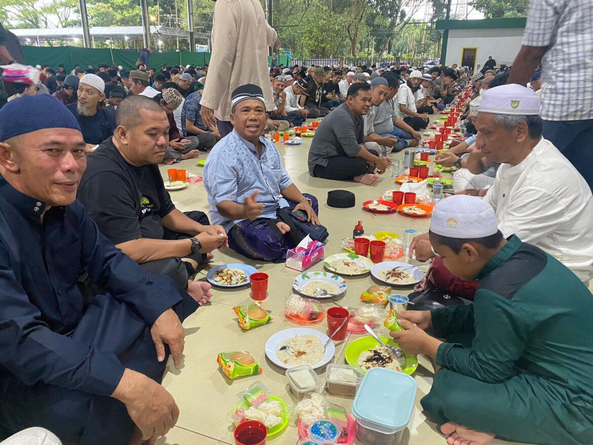Seribu lebih warga Banjarmasin berbuka puasa di Masjid Al Jihad Banjarmasin, Sabtu (16/3/2024).