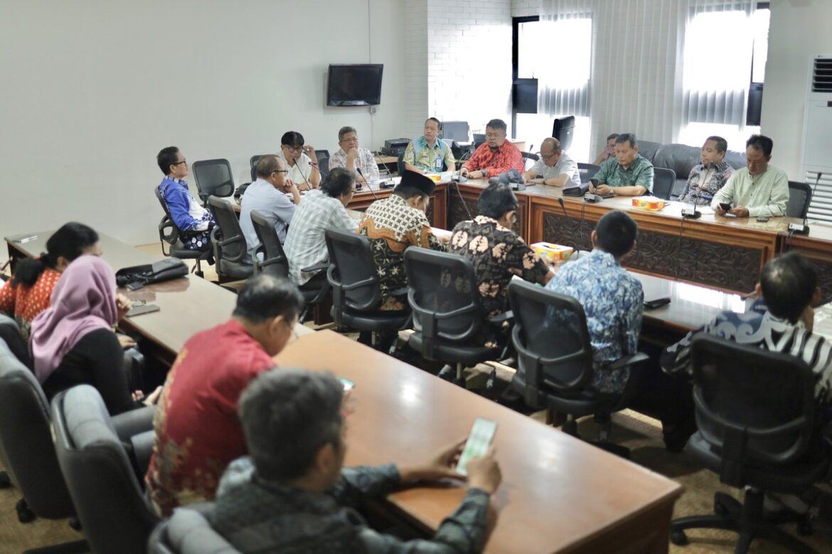 Rombongan Banmus DPRD Provinsi Jatim saat kunjungan kerja ke Sekretariat DPRD Provinsi Kalsel.(foto : humasdprdkalsel)