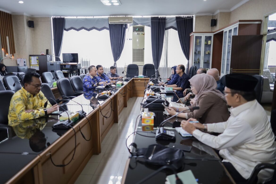 Kepala Bagian Persidangan dan Perundang-undangan Sekretariat DPRD Provinsi Kalsel M Andri Yuzhar, S.STP, MIP saat menerima rombongan DPRD Kabupaten Tabalong tukar pendapat pelaksanaan Perpres Nomor 53 Tahun 2023 tentang Perjalanan Dinas.(foto : humasdprdkalsel)