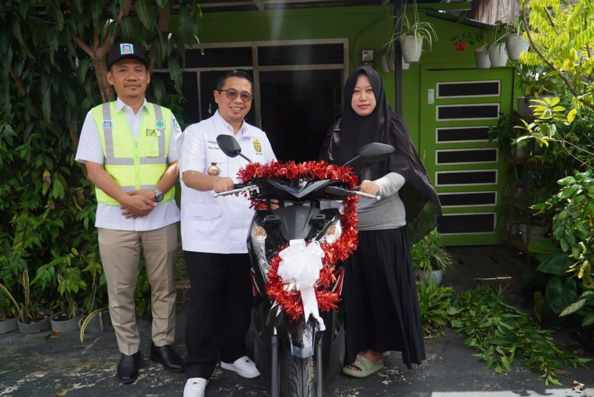 Pelanggan teladan PAM Bandarmasih di Teluk Dalam, menerima hadiah satu unit sepeda motor.