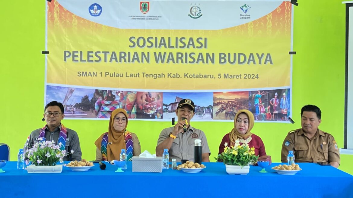 Wakil Ketua Komisi II DPRD Provinsi Kalsel Muhammad Yani Helmi jadi narasumber sekaligus membuka Sosialisasi Pelestarian Warisan Budaya di SMAN 1 Pulau Laut Tengah Kabupaten Kotabaru.(foto : ist)