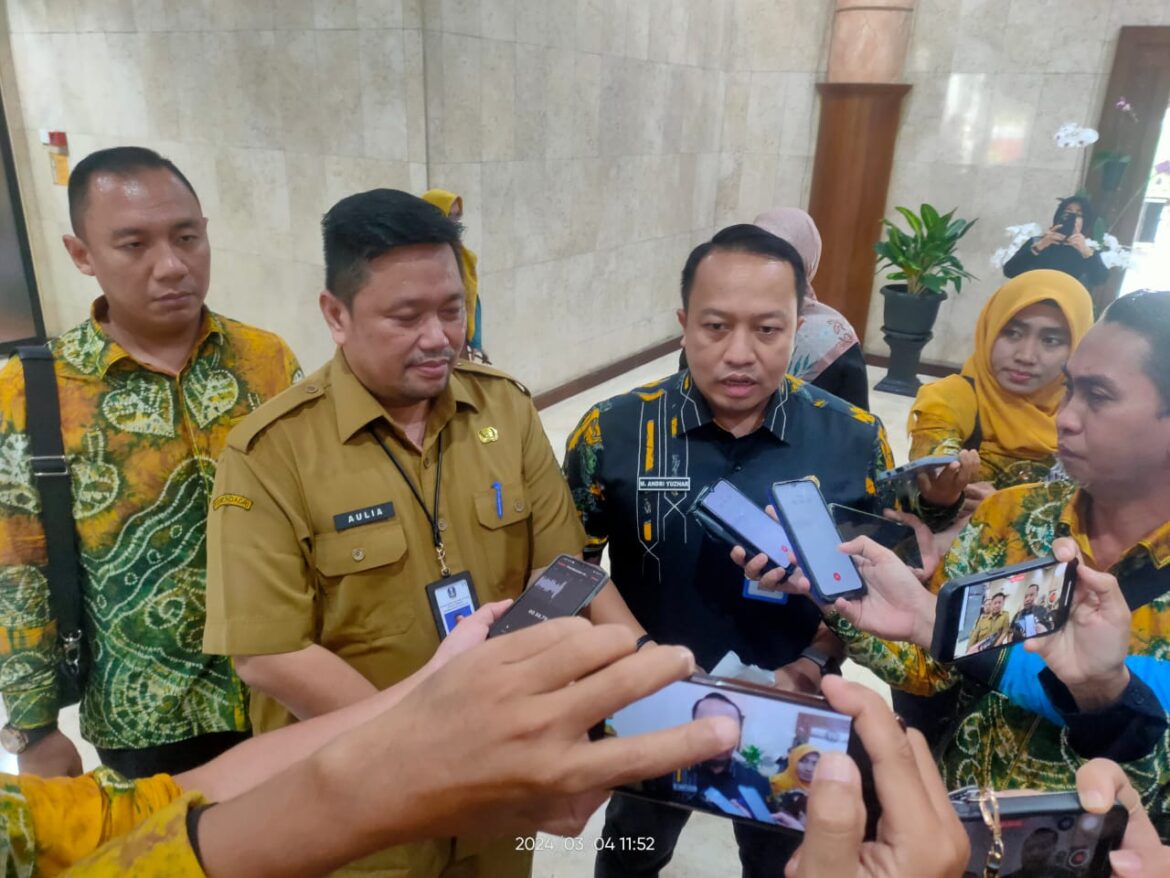 Kabag Persidangan Sekretariat DPRD Provinsi Jatim Samsir Auliarahman bersama Kabag Persidangan Sekretariat DPRD Provinsi Kalsel M Andri Yuzhar didampingi Kasubag Protokol dan Kehumasan Ady Prasetya Radam saat memberikan keterangan kepada wartawan.(foto : sophan/brt)