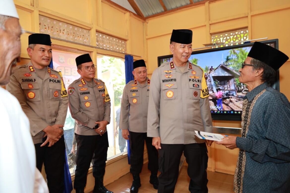 Kapolda Kalimantan Selatan Irjen Pol Winarto, bersama Kapolres Tapin AKBP Sugeng Priyanto, Sm