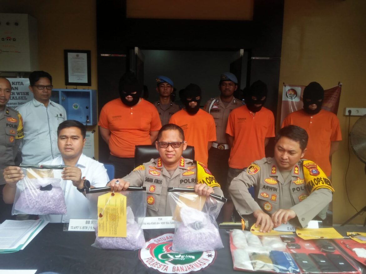 BELASAN RIBU - Temuan Ekstasi sebanyak 13.597 butir berat 5,6 Kg atau tiga bungkus dari empat pelaku berinisial AM, dan tiga warga Pontianak berhasil dibekuk Satnarkoba, hingga digelar Kapolresta Banjarmasin Kombes Pol didampingi Waka AKBP Arwin W dan Kasat Narkoba Kompol Prawira Bala Putra Dewa, Selasa (26/3/2024) siang. (foto: istimewa)