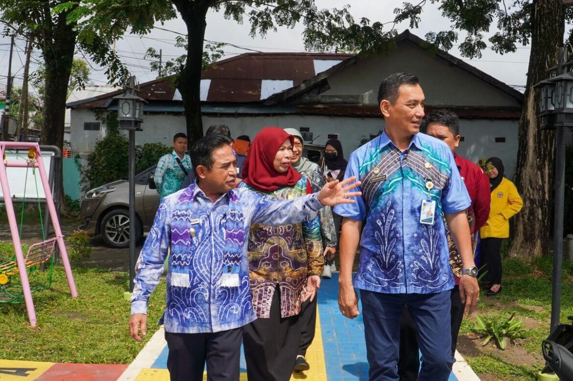 Wakil Wali Kota Banjarmasin, Arifin Noor bersama tim Pokja Pengendalian Penduduk, Sofyan di Alalak Selatan, Banjarmasin Utara.
