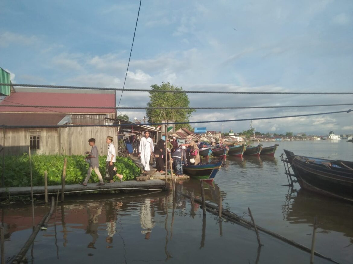 LEWAT SUNGAI - Jamaah dari Kabupaten Batola dan Banjar saat datang menggunakan klotok sebagai sarana menuju Masjid Jami dalam rangka Haulke 4 Guru Zuhdianoor di Gang Gusti Galuh Kelurahan Surgi Mufti Banjarmasin Utara, Kamis (7/3/2024) sore. (foto:sum/brt)