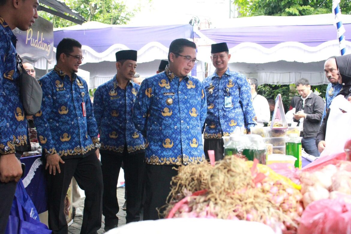 Wali Kota Banjarmasin, Ibnu Sina kunjungi Pasar Murah di Kantor Kecamatan Banjarmasin Barat, Senin (18/3/2024).