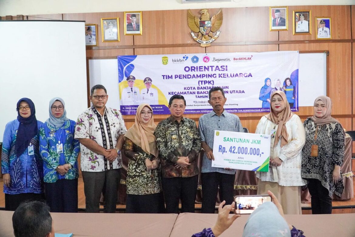 Wali Kota Banjarmasin, Ibnu Sina meyerahkan santunan JKM kepada kader pendamping keluarga stunting di Banjarmasin.