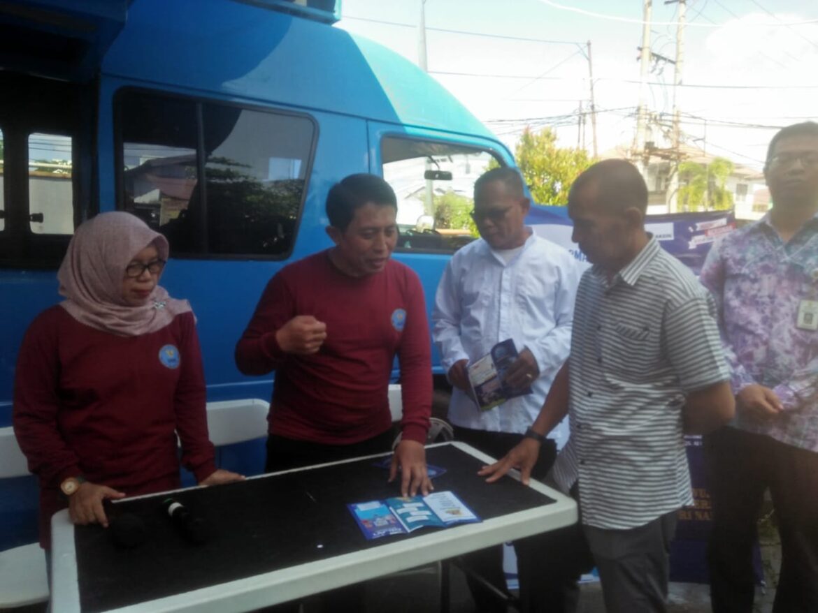 MOBIL KELILING - Kepala BNN Kota Banjarmasin Kombes Pol Wuryantono saat menjelaskan kepada salah satu ketua RT di Sungai Andai usai Launching mobil pelayanan yang diluncurkan tepat HUT ke 22 BNN, Jumat (22/3/2024) pagi. (foto:ist)