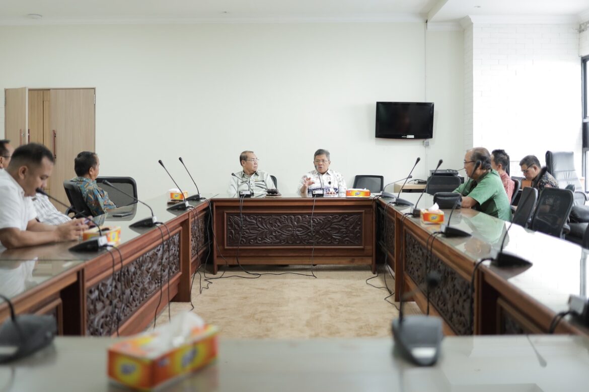 Sekretaris DPRD Provinsi Kalsel Muhammad Jaini MAP saat menerima kunjungan kerja DPRD Kabupaten Gunung Mas Provinsi Kalteng.(foto : humasdprdkalsel)