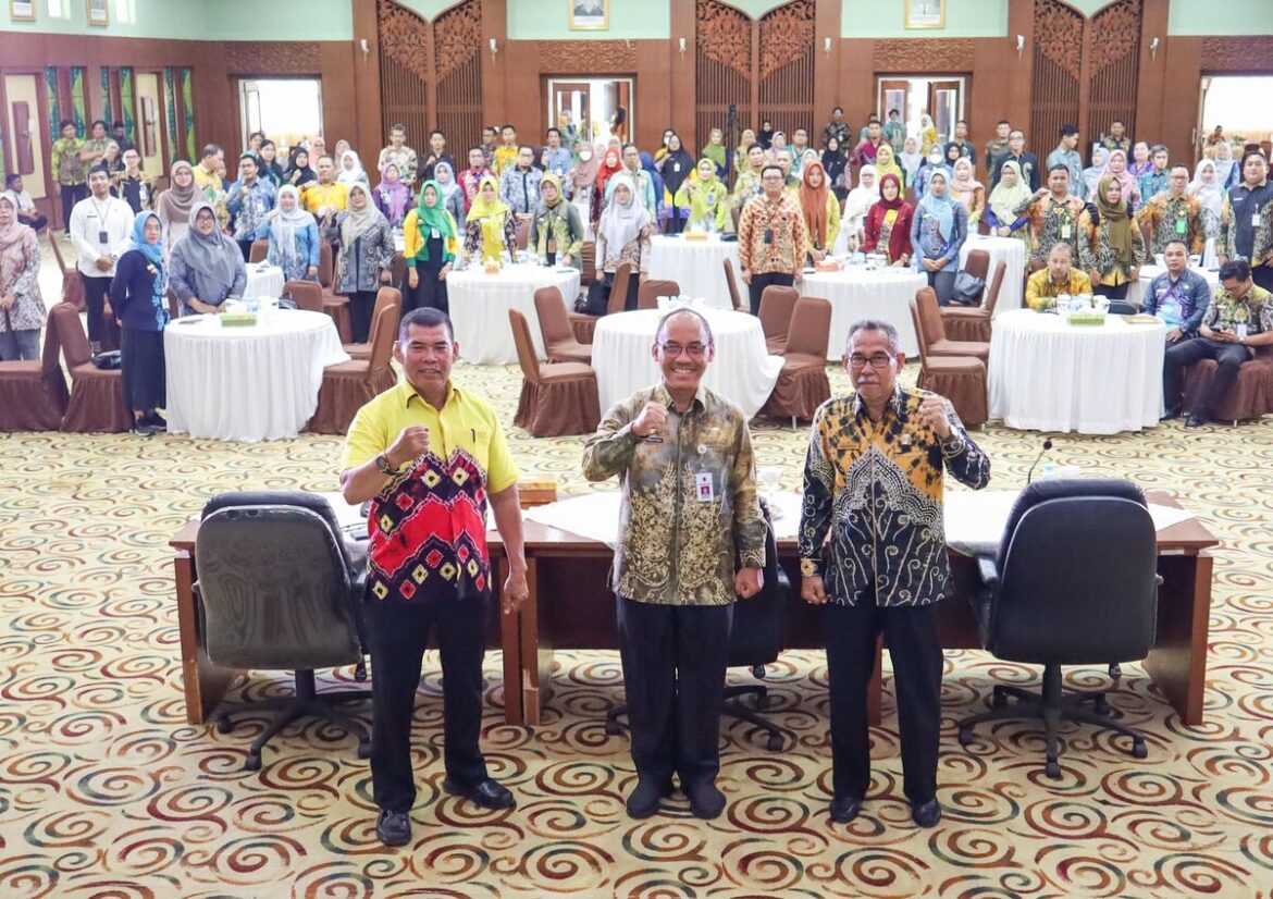 Foto bersama usai pembukaan Sosialisasi Kalsel Innovation Award 2024 di Gedung Idham Chalid Setda Provinsi Kalsel di Kota Banjarbaru.(foto : humasdprdkalsel)