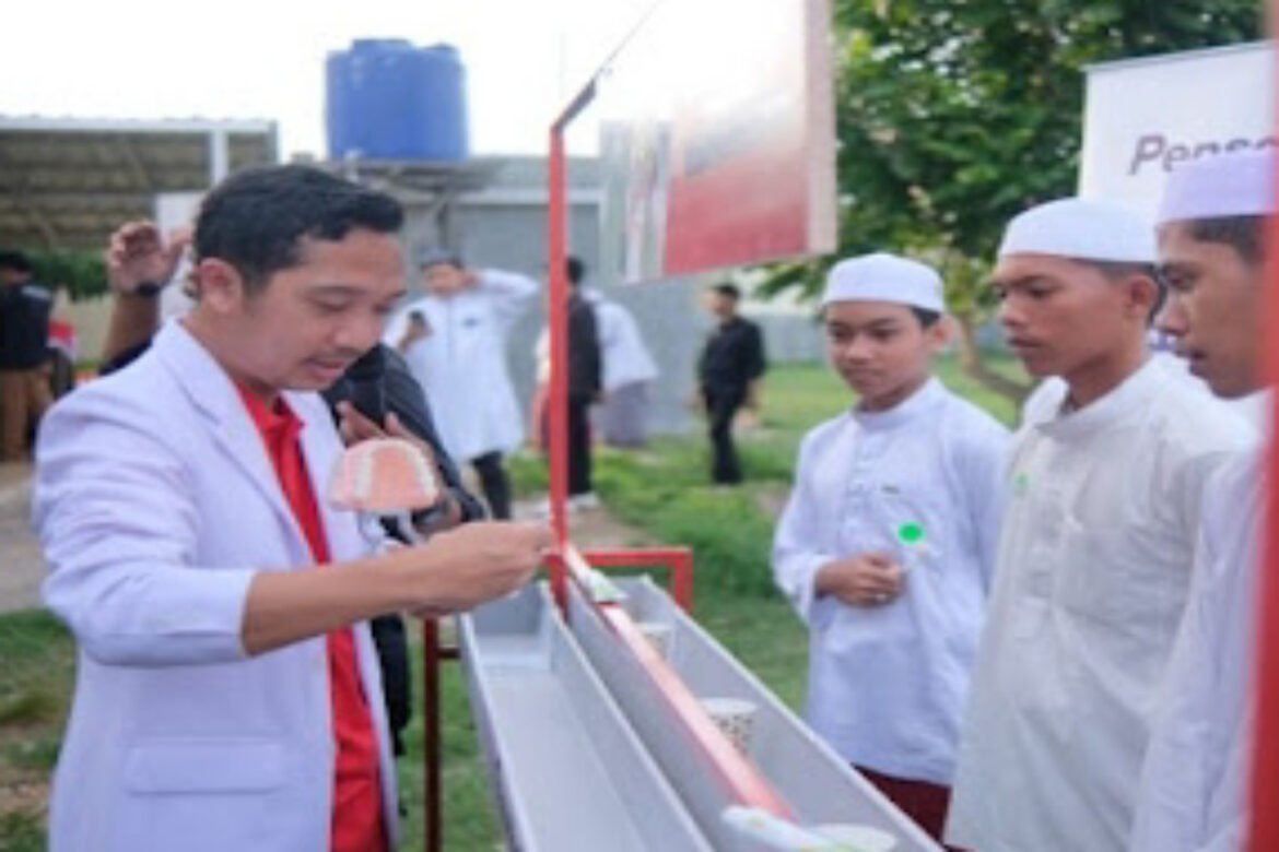 EDUKASI KESEHATAN - Edukasi terkait perawatan kesehatan gigi dan mulut, serta perawatan gigi gratis juga dilakukan Unilever Indonesia melalui brand Pepsodent dalam program “Pelatihan Santri Berseri; Bercahaya, Sehat, dan Percaya Diri”. Program ini menjangkau 700 santri dari Pondok Pesantren Darussalam Martapura, Kota Banjarbaru, Rabu (20/3/2024). (foto:ist)