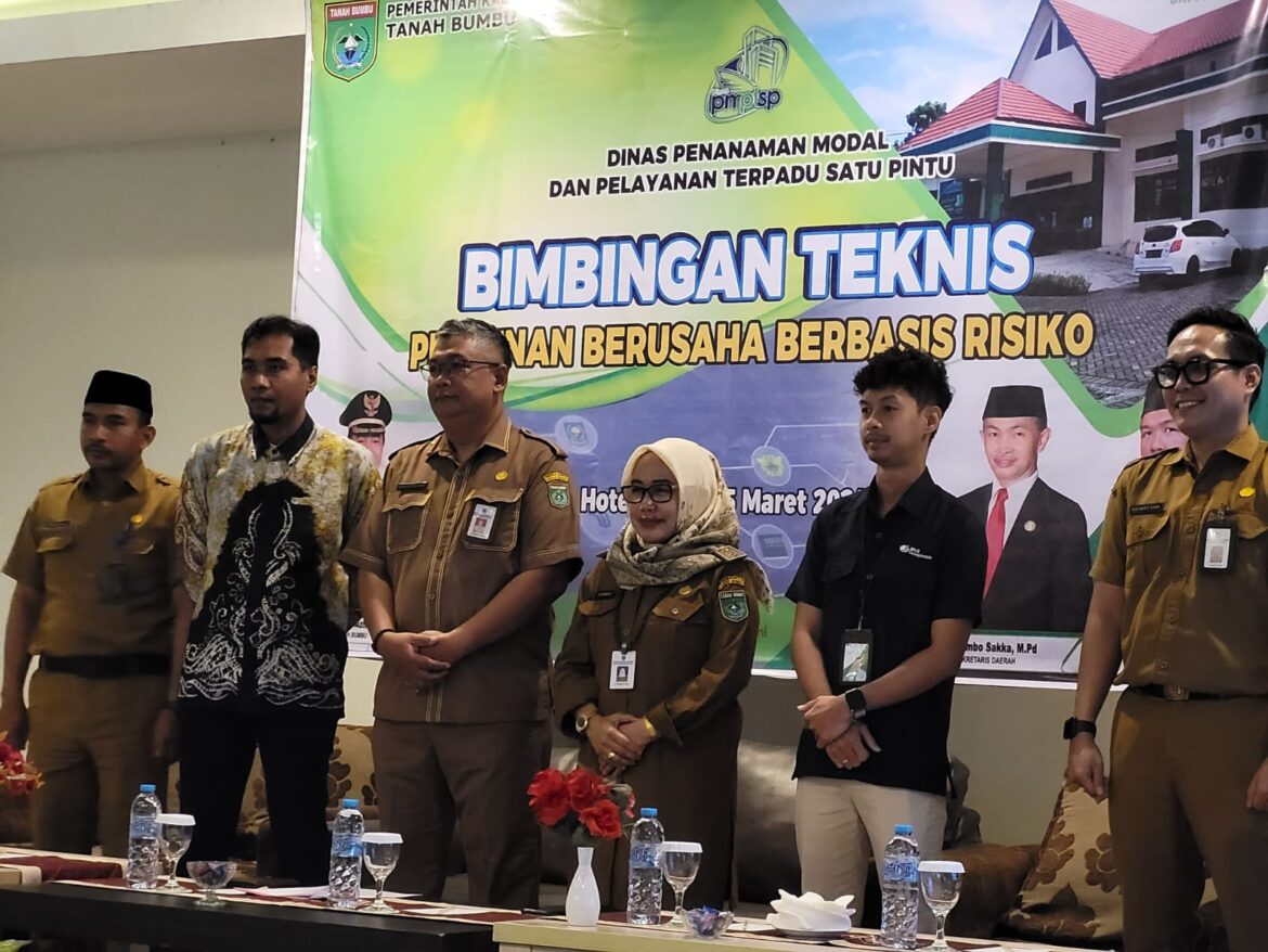 SOSIALISASI BPJAMSOSTEK- Kepala DPMPTSP Kabupaten Tanbu Andrianto Wicaksono dan Kepala BPJS Ketenagakerjaan Kantor Cabang Batulicin Vina Dwina Yuskin saat foto bersama seusai sosialisasi pentingnya program BPJamsostek bagi pelaku usaha UMKM, Senin (5/3/2024).(foto : ist)