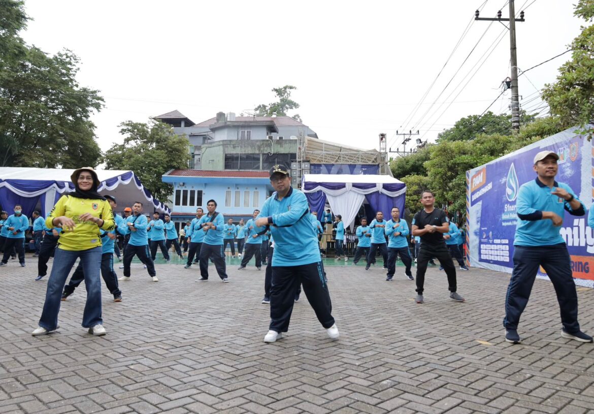 Senam sehat HUT PAM Bandarmasih bersama Direksi dan Wali Kota Banjarmasin.
