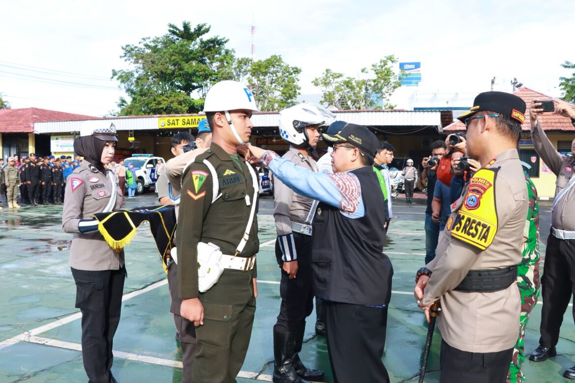 PENYEMATAN PITA Wali Kota Banjarmasin saat menyematkan pita tanda dimulainya aOps Keselamatan Intan pada Senin nanti, Sabtu (2/3/2024). (foto:ist)