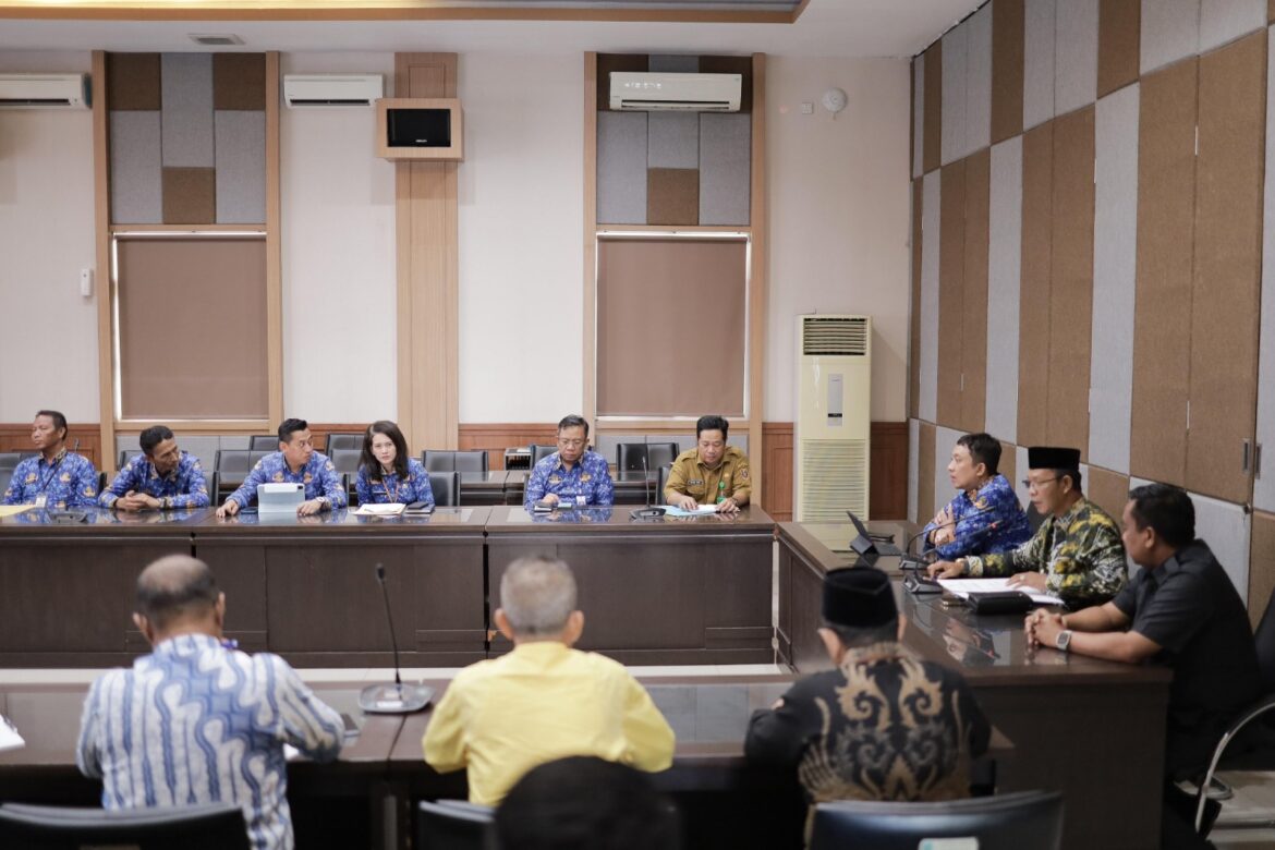Rombongan Komisi II DPRD Provinsi Kalsel saat melaksanakan kaji tiru ke Dinas Kelautan dan Perikanan Provinsi Jatim di Surabaya.(foto : humasdprdkalsel)