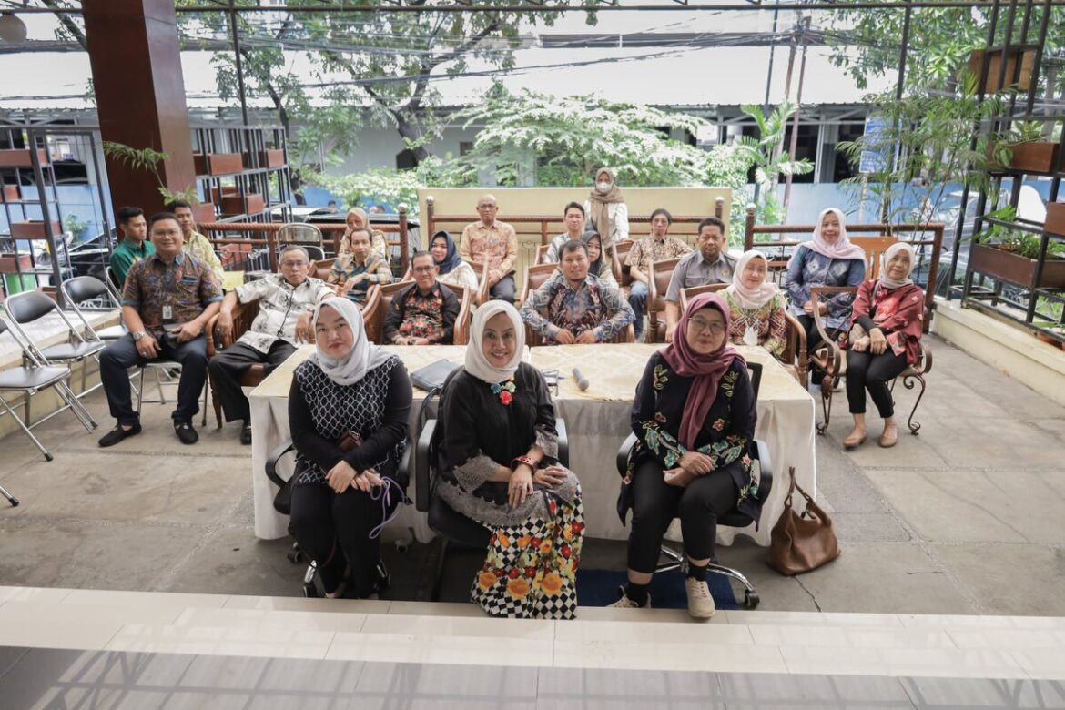 Rombongan Komisi I DPRD Provinsi Kalsel foto bersama usai pertemuan di Anjungan Kalsel di TMII Jakarta.(foto : humasdprdkalsel)