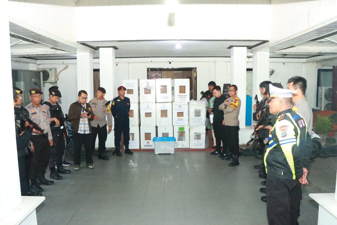PERGESERAN KOTAK - Personil Polresta Banjarmasin saat mengawal Pergeseran Kotak Suara Hasil Pleno Rekapitulasil Pemilu Serentak 2024 sr Kalimantan Selatan, Jumat (8/3/2024) pagi. (foto:ist)