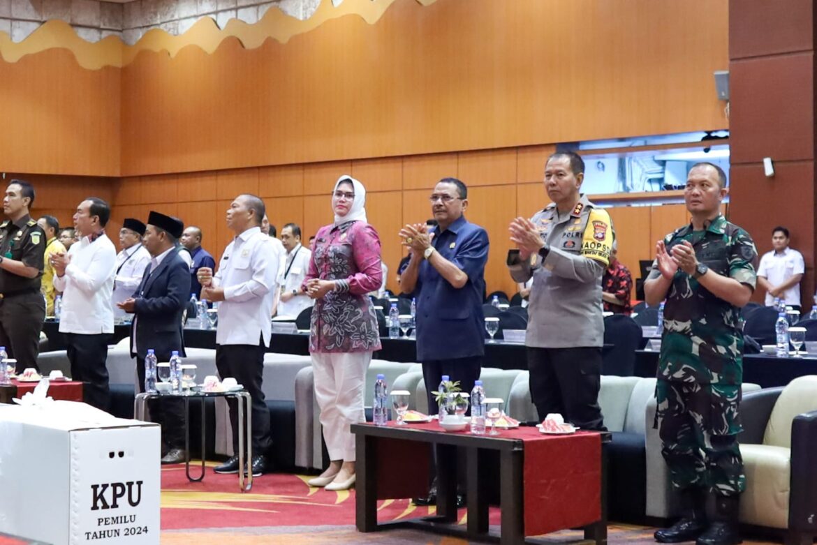 Ketua DPRD Provinsi Kalsel DR (HC) H Supian HK SH MH turut menghadiri pelaksanaan Rapat Pleno Terbuka Rekapitulasi Hasil Perolehan Suara Pada Pemilu Tahun 2024 yang digelar oleh KPU Provinsi Kalsel di salah satu hotel berbintang di Kota Banjarmasin.(foto : humasdprdkalsel)