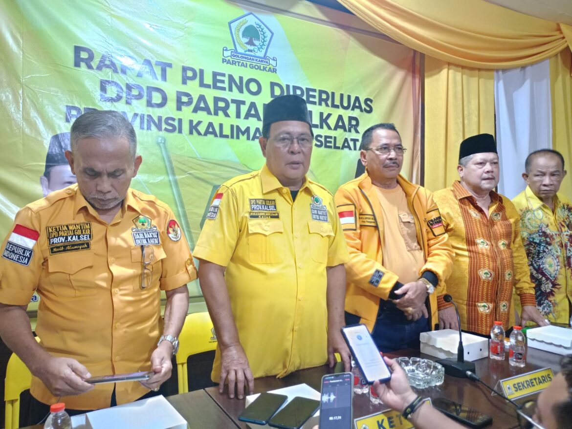 Ketua DPD Partai Golkar Provinsi Kalsel H Sahbirin Noor didampingi Sekretaris DPD Partai Golkar Provinsi Kalsel DR (HC) H Supian HK, SH, MH, Kolonel TNI (Purn) Nasib Alamsyah, H Gusti Iskandar Sukma Alamsyah dan H Puar Junaidi menyampaikan terima kasih kepada masyarakat Banua yang sudah memilih para caleg dari partai berlambang pohon beringin ini.(foto : ist)