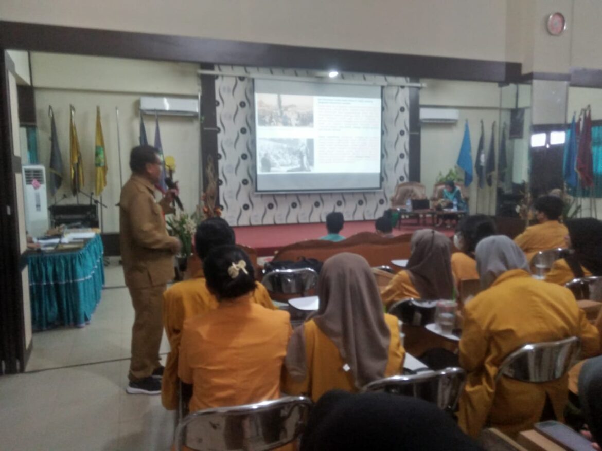 KULIAH UMUM - Kepala Kesbangpol Kota Banjarmasin Dr Lukman Fadlun, SHMH saat presentasi dalam Kuliah umum Universitas Sari Mulia (UNISM) Banjarmasin. Acara itu dibuka Wakil Rektor 3 UNISM Dr Adriana Palimbo, S. Si.IT,MKes dan digagas Presiden Badan Eksekutif Mahasiswa (BEM)setempat, Muhammad Faris Sahli, Senin (4/3/2024) siang. (foto:ist)