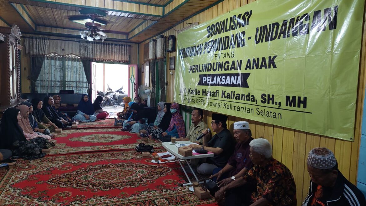 Anggota Komisi II DPRD Provinsi Kalsel Dr H Karlie Hanafi Kalianda, SH, MH saat memaparkan materi Sosialisasi tentang Perlindungan Anak.(foto : ist)