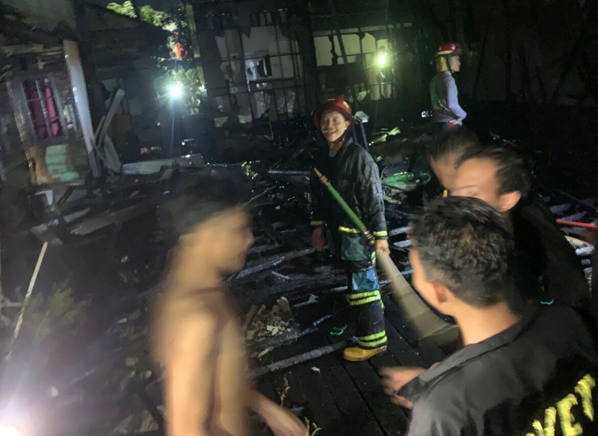 PADAMKAN API - Relawan pemadam kebakaran Banjarmasin dan warga Komplek Herlina Perkasa Blok Melati, Sungai Andai, Kecamatan Banjarmasin Utara usai memadamkan api, Jumat (29/3/2024) malam. (foto:ist)