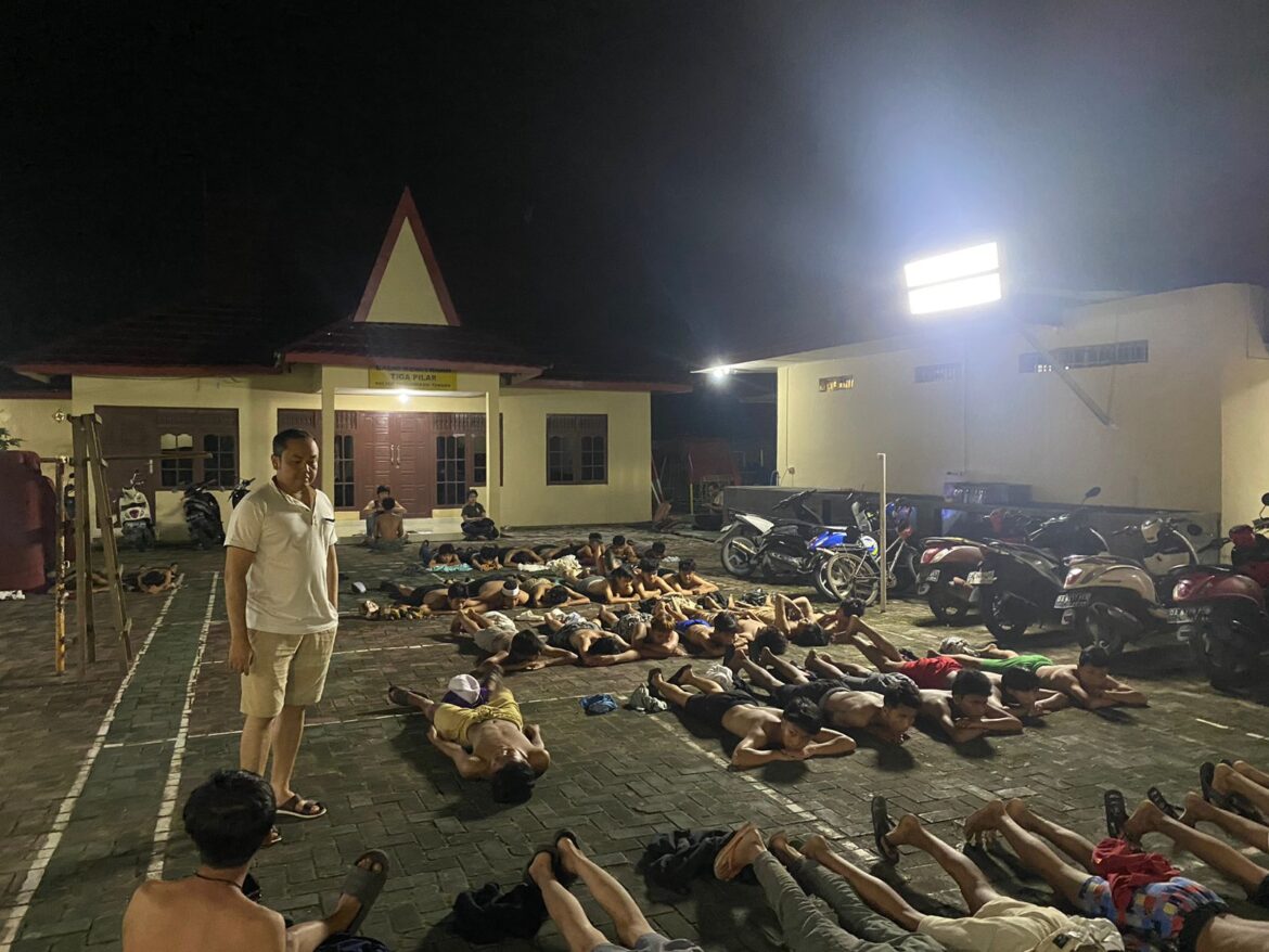 REMAJA DIAMANKAN – Diduga mau tawuran, puluhan remaja ini diamankan Polsek Banjarmasin Tengah dari kawasan Jalan Mulawarman, Kamis (14/3/2024) dinihari. (foto:ist)