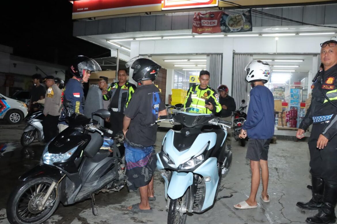 RAZIA MOTOR – Anggota gabungan Satlantas dan Samapta Polresta Banjarmasin saat razia ranmor di Jalan Masjid Jami Kelurahan Surgi Mufti Kecamatan Banjarmasin Utara, Rabu (13/3/2024) dinihari. (foto:ist)