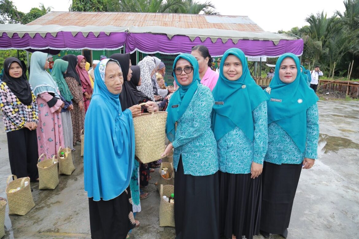 Bagikan Sembako Gratis untuk Lansia