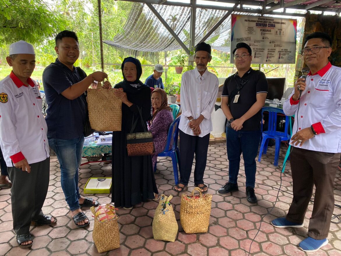 Penyerahan Bantuan Sembako untuk Posyandu Lansia (foto:istimewa)
