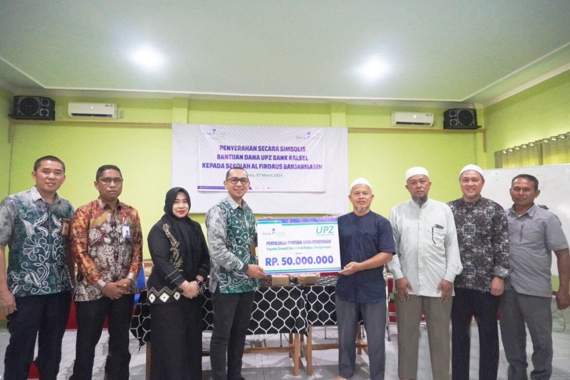Bank Kalsel memberikan bantuan kepada masyarakat pra-sejahtera di Sekolah Al Firdaus Banjarmasin (foto:humas bank kalsel)