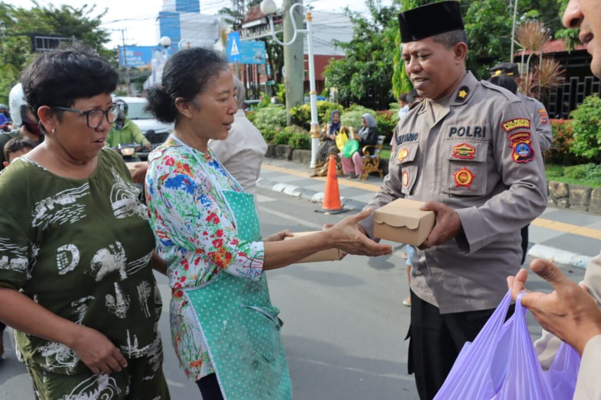 BAGI TAKJIL - Kompol Erli Yanto Purnama Jaya selaku Kabag SDM Polresta Banjarmasin saat berbagi takjil di depan Mako Polresta Banjarmasin Jalan A Yani Km 3,5 kepada pengendara yang melintas, Rabu (13/3/2024) sore.