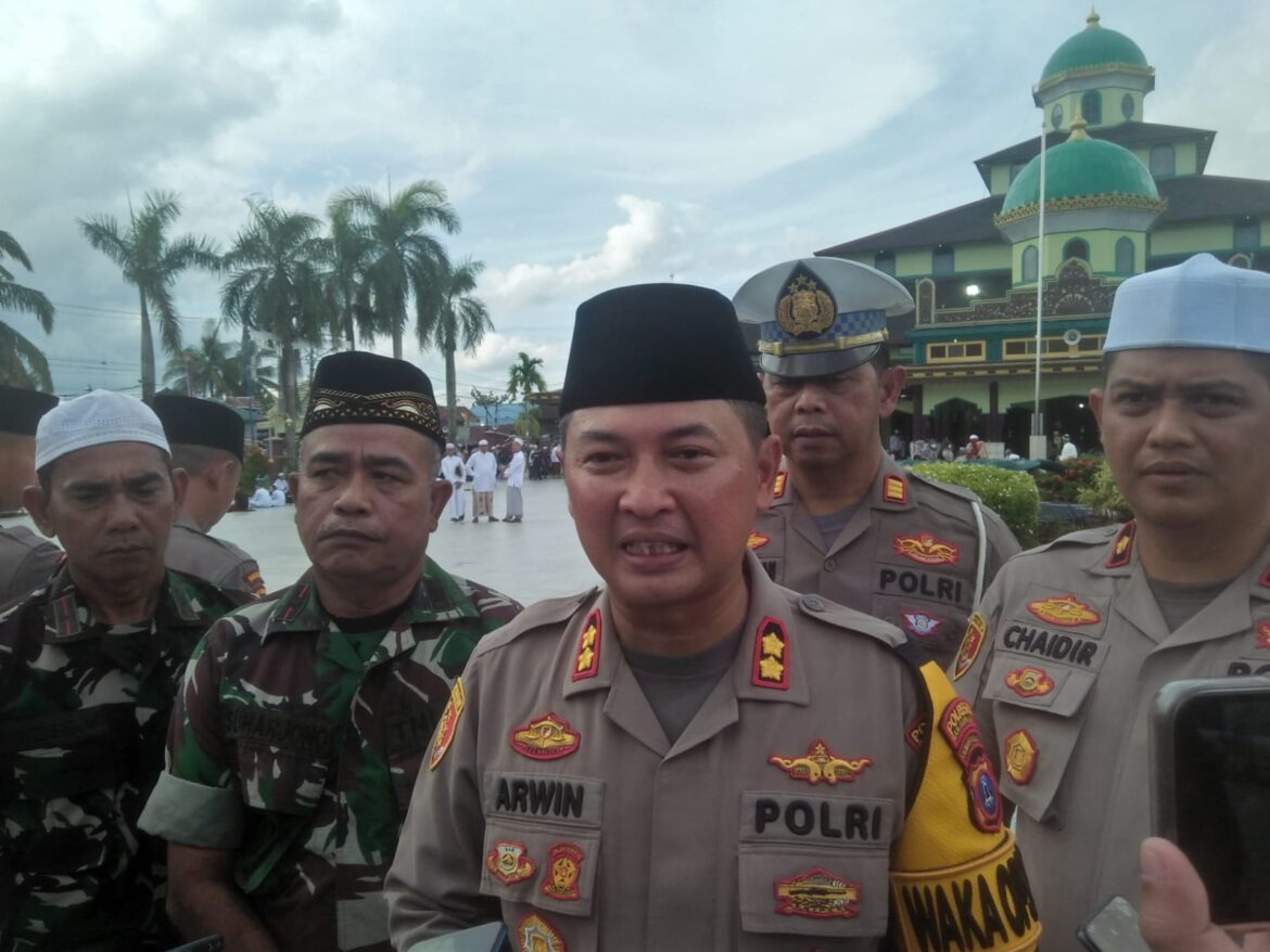 PENGAMANAN HAUL - Waka Polresta Banjarmasin AKBP Arwin AW saat memberikan keterangan pers usai memimpin apel PAM Haul ke 4 Guru Zuhdi, Kamis (7/3/2024) sore.