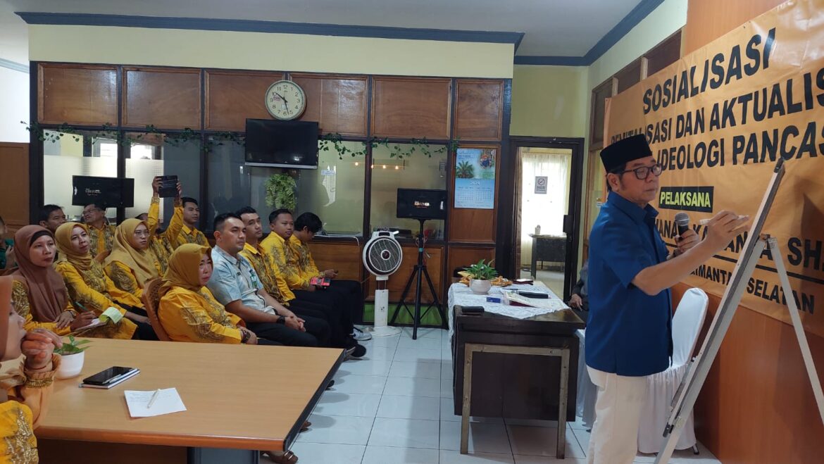 Kegiatan Sosialisasi Pembinaan Ideologi Pancasila dan Wawasan Kebangsaan yang dilaksanakan anggota Komisi II DPRD Provinsi Kalsel Dr H Karli Hanafi Kalianda, SH MH di Dinas Tenaga Kerja dan Transmigrasi Kabupaten Batola, Kamis (28/3/2024).(foto : ist)